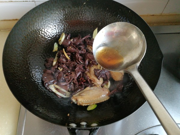 紅蘑雞翅燉寬粉的做法-家常味燉菜譜-易網(wǎng)健康養(yǎng)生網(wǎng) 紅蘑雞翅燉寬粉的做法-家常味燉菜譜