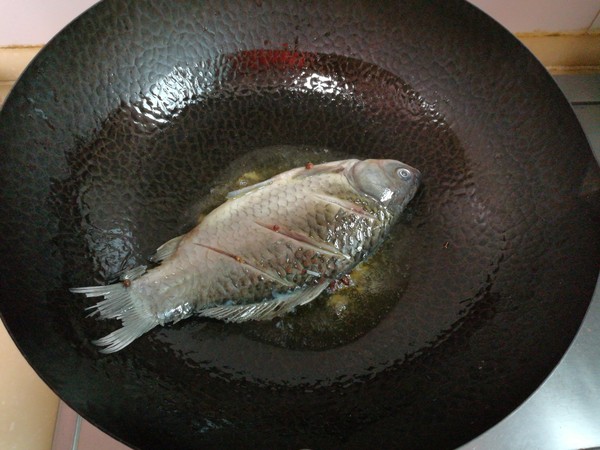 鯽魚花生仁燉烤麩的做法-家常味燉菜譜-易網(wǎng)健康養(yǎng)生網(wǎng) 鯽魚花生仁燉烤麩的做法-家常味燉菜譜