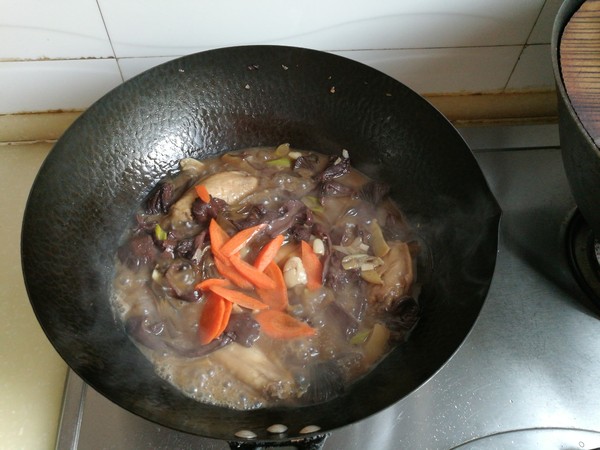 紅蘑雞翅燉寬粉的做法-家常味燉菜譜-易網(wǎng)健康養(yǎng)生網(wǎng) 紅蘑雞翅燉寬粉的做法-家常味燉菜譜