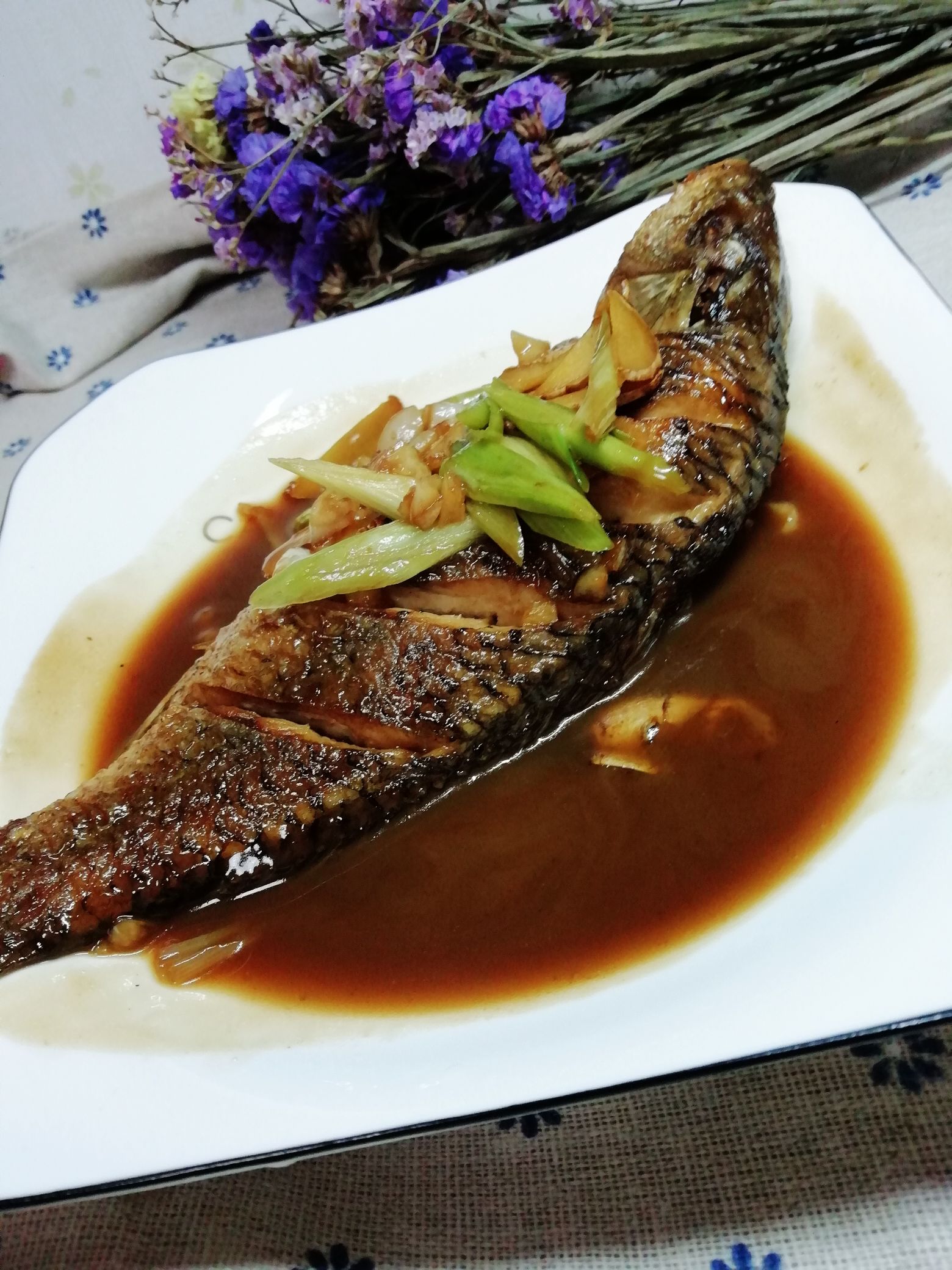 燜燒鯉魚的做法-咸鮮味燉菜譜-易網健康養生網 燜燒鯉魚的做法-咸鮮味燉菜譜