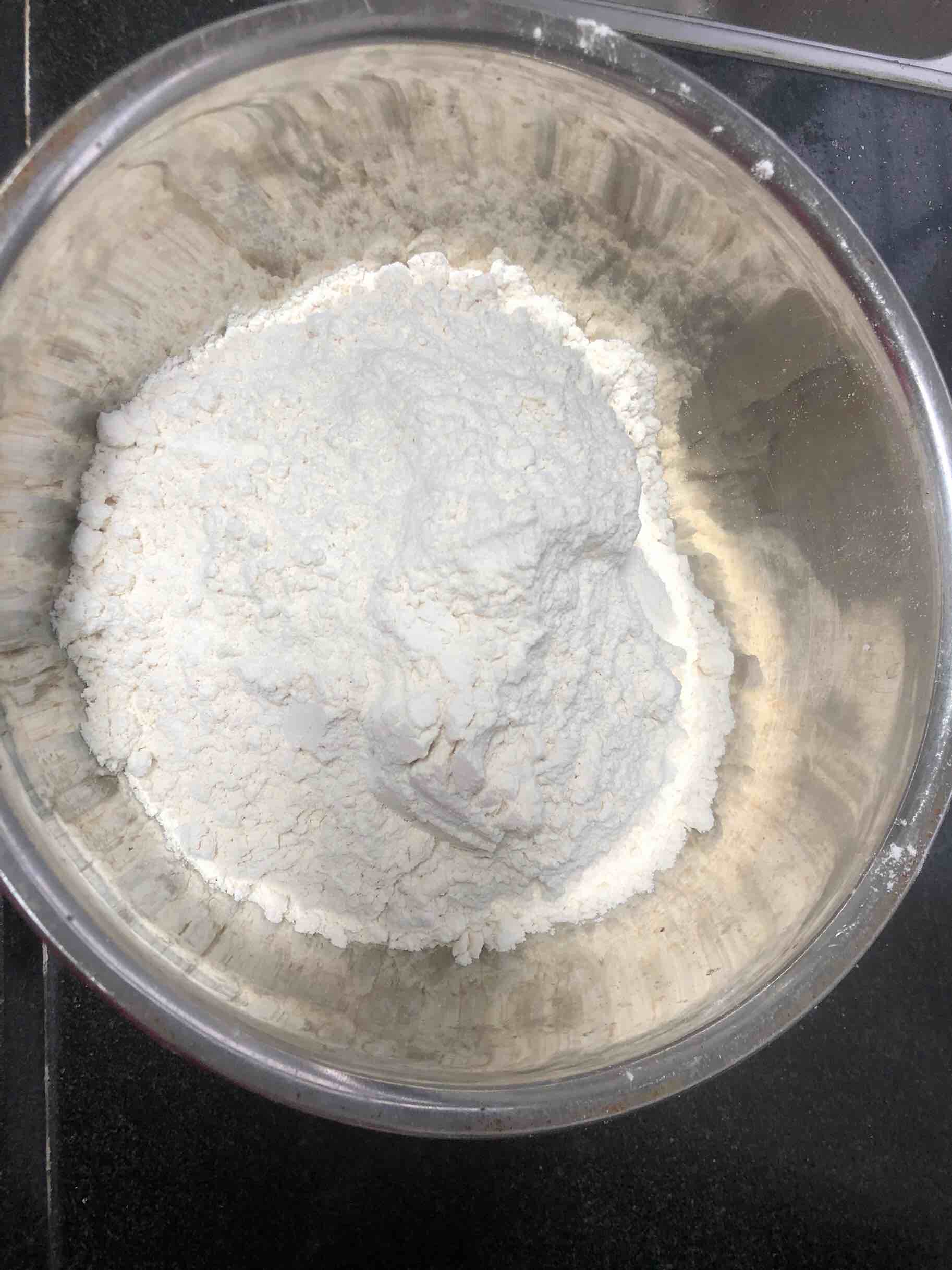 簡單易做滴涼皮的做法-酸辣味蒸菜譜-易網(wǎng)<a href=http://m.aoa7937.com/ target=_blank class=infotextkey>健康養(yǎng)生</a>網(wǎng) 簡單易做滴涼皮的做法-酸辣味蒸菜譜