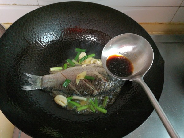鯽魚花生仁燉烤麩的做法-家常味燉菜譜-易網(wǎng)健康養(yǎng)生網(wǎng) 鯽魚花生仁燉烤麩的做法-家常味燉菜譜