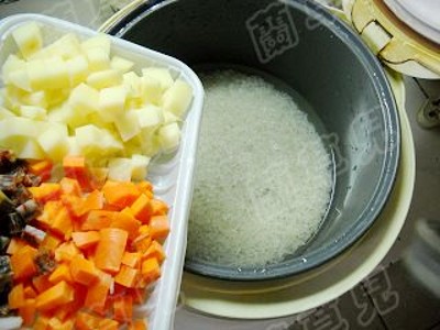 臘味地三鮮燜飯的做法-咸鮮味燜菜譜
