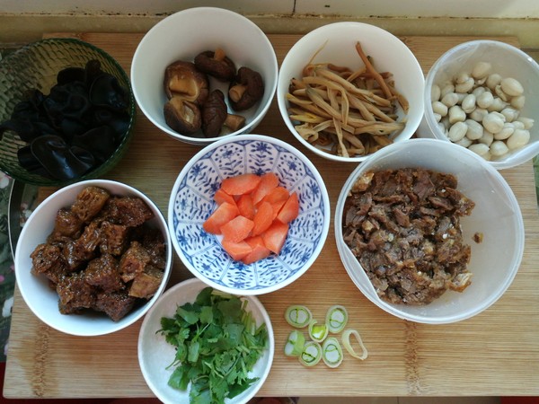 烤麩燴菜的做法-家常味燴菜譜-易網<a href=http://m.aoa7937.com/ target=_blank class=infotextkey>健康養生</a>網 烤麩燴菜的做法-家常味燴菜譜