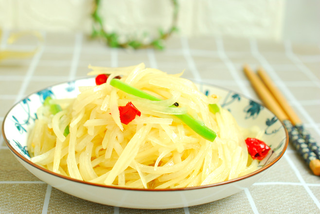酸辣土豆絲的做法-家常味炒菜譜