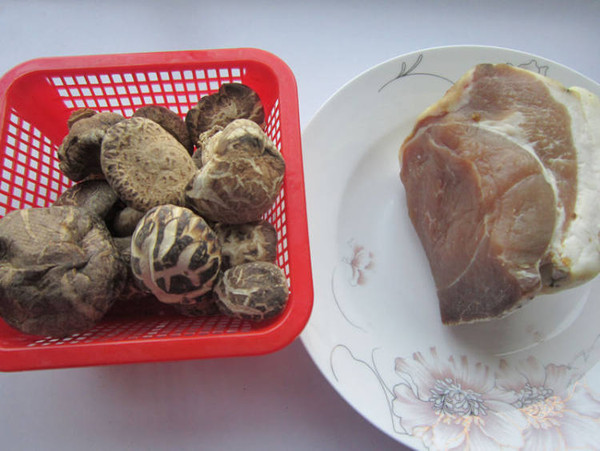 香菇燉臘肉的做法-家常味燉菜譜