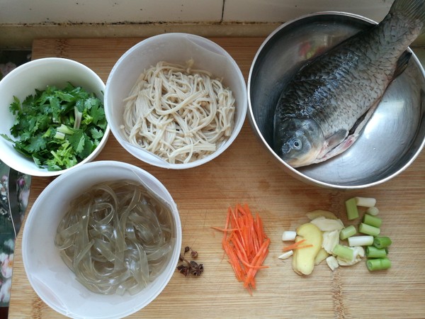 寬粉針菇燉鯽魚的做法-家常味燉菜譜-易網<a href=http://m.aoa7937.com/ target=_blank class=infotextkey>健康養生</a>網 寬粉針菇燉鯽魚的做法-家常味燉菜譜