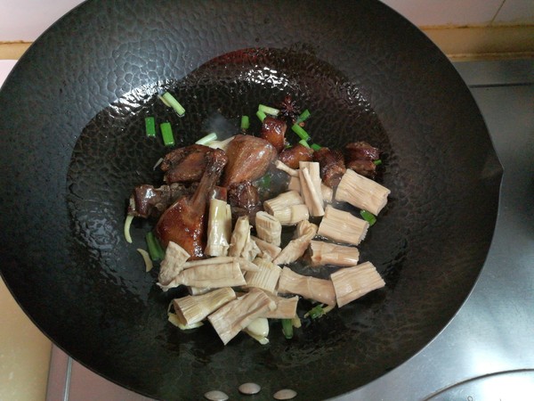醬鴨燉筍干的做法-家常味燉菜譜-易網(wǎng)健康養(yǎng)生網(wǎng) 醬鴨燉筍干的做法-家常味燉菜譜