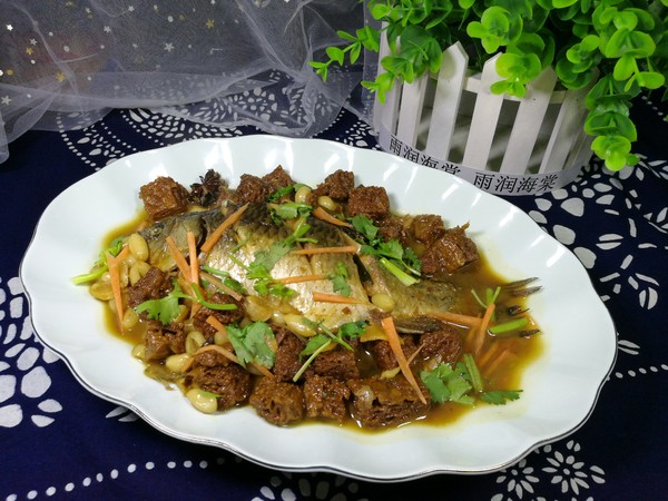 鯽魚花生仁燉烤麩的做法-家常味燉菜譜-易網(wǎng)健康養(yǎng)生網(wǎng) 鯽魚花生仁燉烤麩的做法-家常味燉菜譜