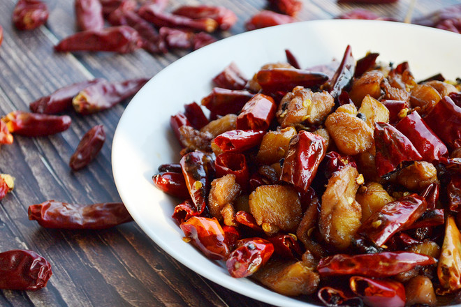 辣子雞丁的做法-麻辣味炒菜譜-易網(wǎng)健康養(yǎng)生網(wǎng) 辣子雞丁的做法-麻辣味炒菜譜
