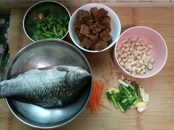 鯽魚花生仁燉烤麩的做法-家常味燉菜譜-易網(wǎng)<a href=http://m.aoa7937.com/ target=_blank class=infotextkey>健康養(yǎng)生</a>網(wǎng) 鯽魚花生仁燉烤麩的做法-家常味燉菜譜