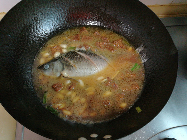 鯽魚花生仁燉烤麩的做法-家常味燉菜譜-易網(wǎng)健康養(yǎng)生網(wǎng) 鯽魚花生仁燉烤麩的做法-家常味燉菜譜