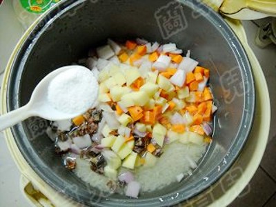 臘味地三鮮燜飯的做法-咸鮮味燜菜譜