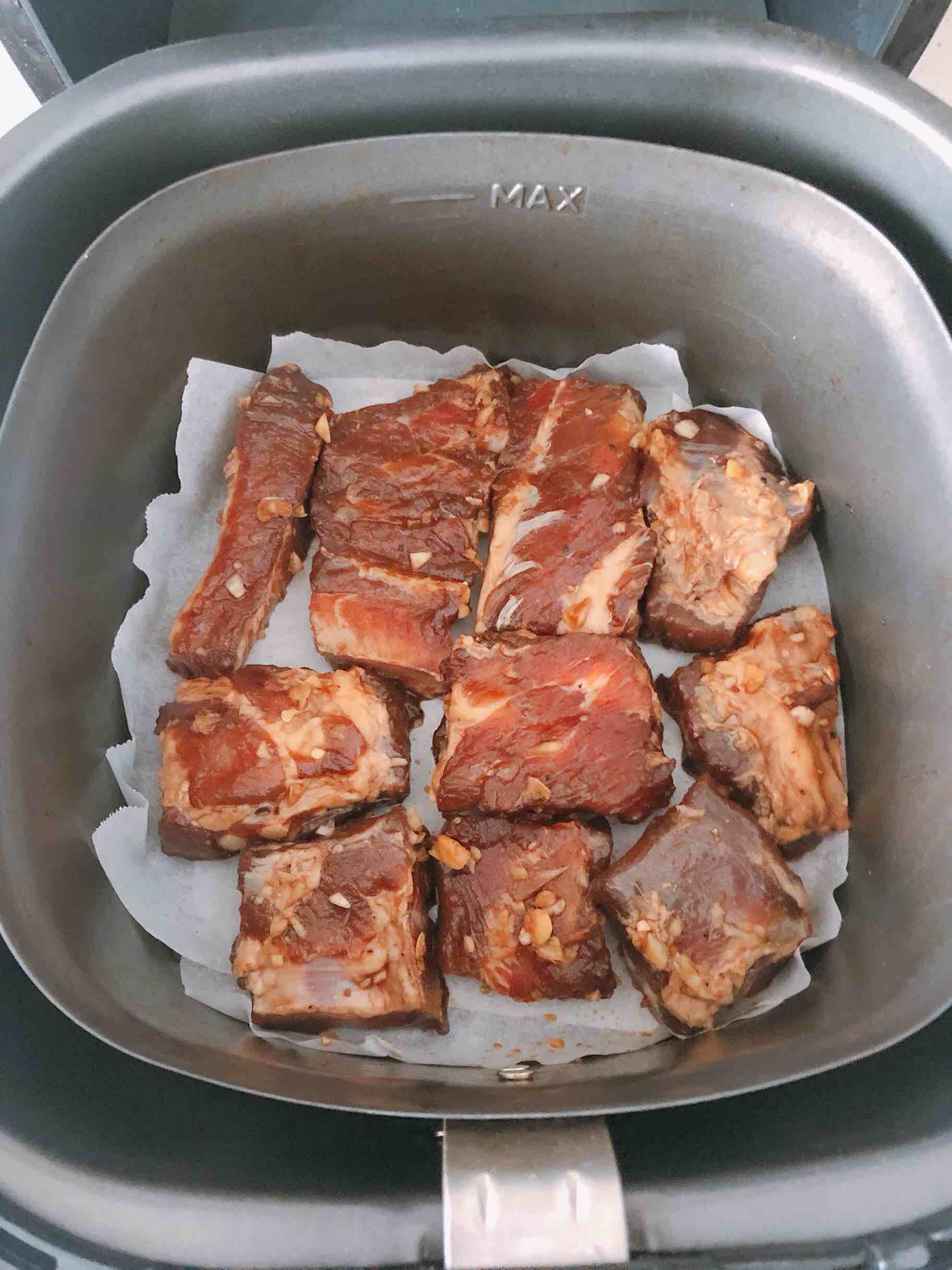 空氣炸鍋版蒜香豬肋骨的做法-蒜香味烤菜譜-易網(wǎng)健康養(yǎng)生網(wǎng) 空氣炸鍋版蒜香豬肋骨的做法-蒜香味烤菜譜