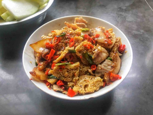 面筋炒肉的做法-香辣味炒菜譜-易網(wǎng)健康養(yǎng)生網(wǎng) 面筋炒肉的做法-香辣味炒菜譜