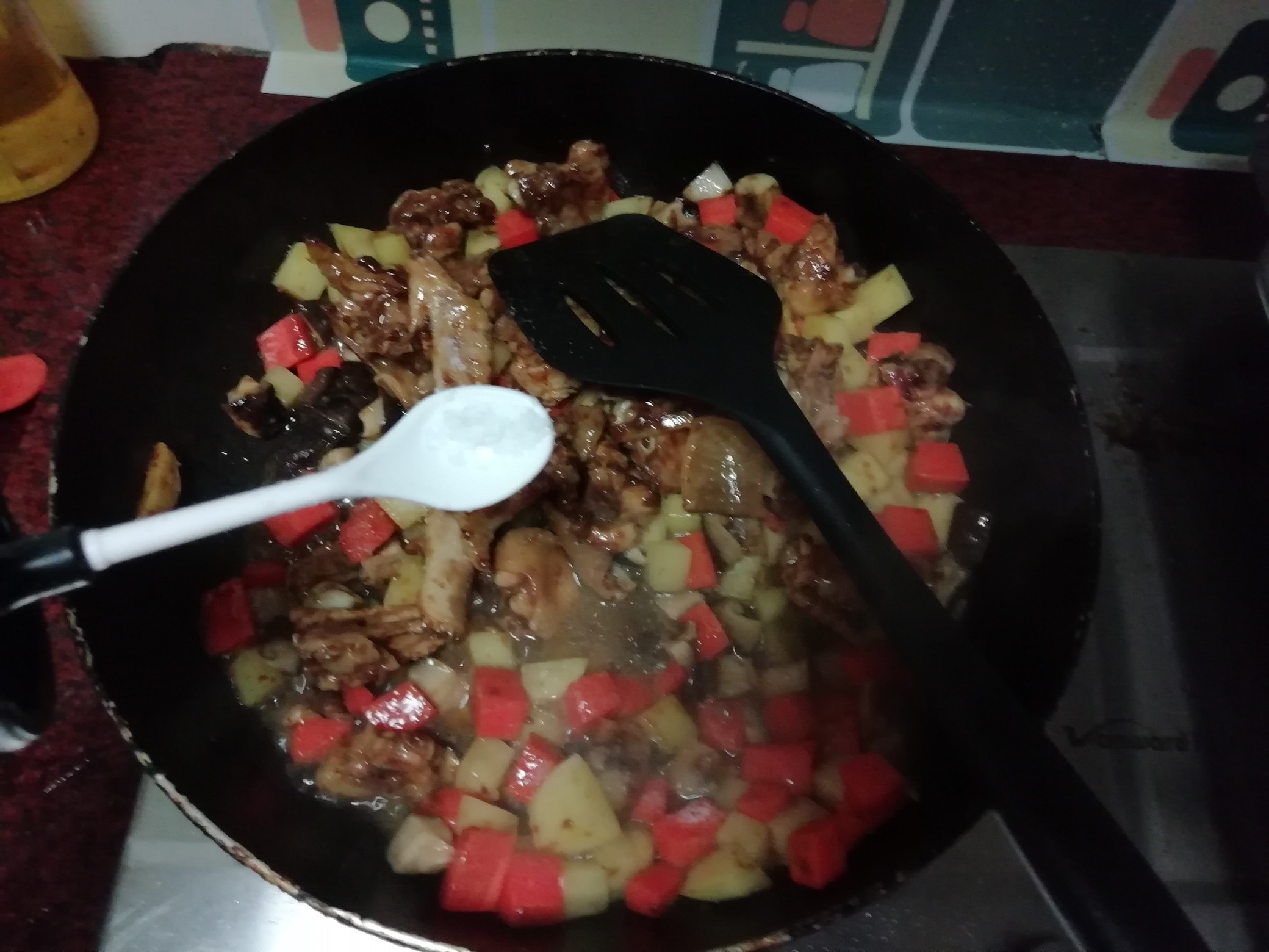 香菇燜雞飯的做法-咸鮮味炒菜譜-易網(wǎng)健康養(yǎng)生網(wǎng) 香菇燜雞飯的做法-咸鮮味炒菜譜