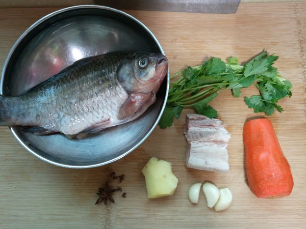 回鍋肉燉鯽魚的做法-家常味燉菜譜-易網<a href=http://m.aoa7937.com/ target=_blank class=infotextkey>健康養生</a>網 回鍋肉燉鯽魚的做法-家常味燉菜譜