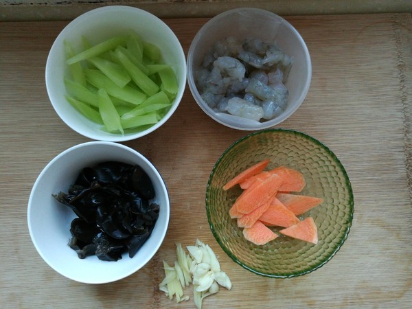 萵筍木耳炒蝦仁的做法-家常味炒菜譜-易網(wǎng)<a href=http://m.aoa7937.com/ target=_blank class=infotextkey>健康養(yǎng)生</a>網(wǎng) 萵筍木耳炒蝦仁的做法-家常味炒菜譜