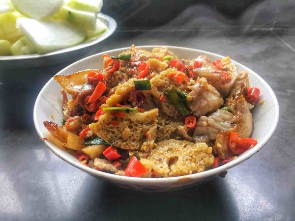 面筋炒肉的做法-香辣味炒菜譜-易網(wǎng)健康養(yǎng)生網(wǎng) 面筋炒肉的做法-香辣味炒菜譜