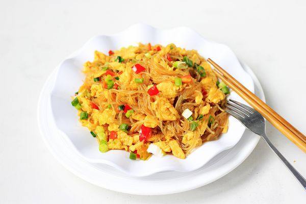粉絲炒雞蛋的做法-家常味炒菜譜-易網健康養生網 粉絲炒雞蛋的做法-家常味炒菜譜