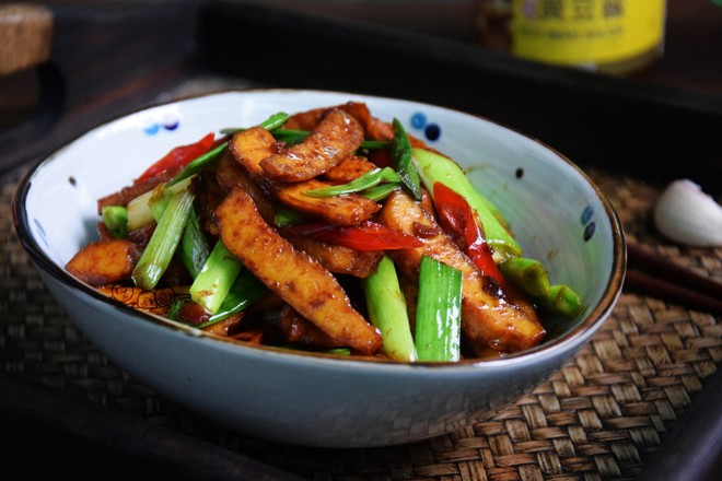 蒜苗辣炒香干的做法-醬香味炒菜譜-易網健康養生網 蒜苗辣炒香干的做法-醬香味炒菜譜