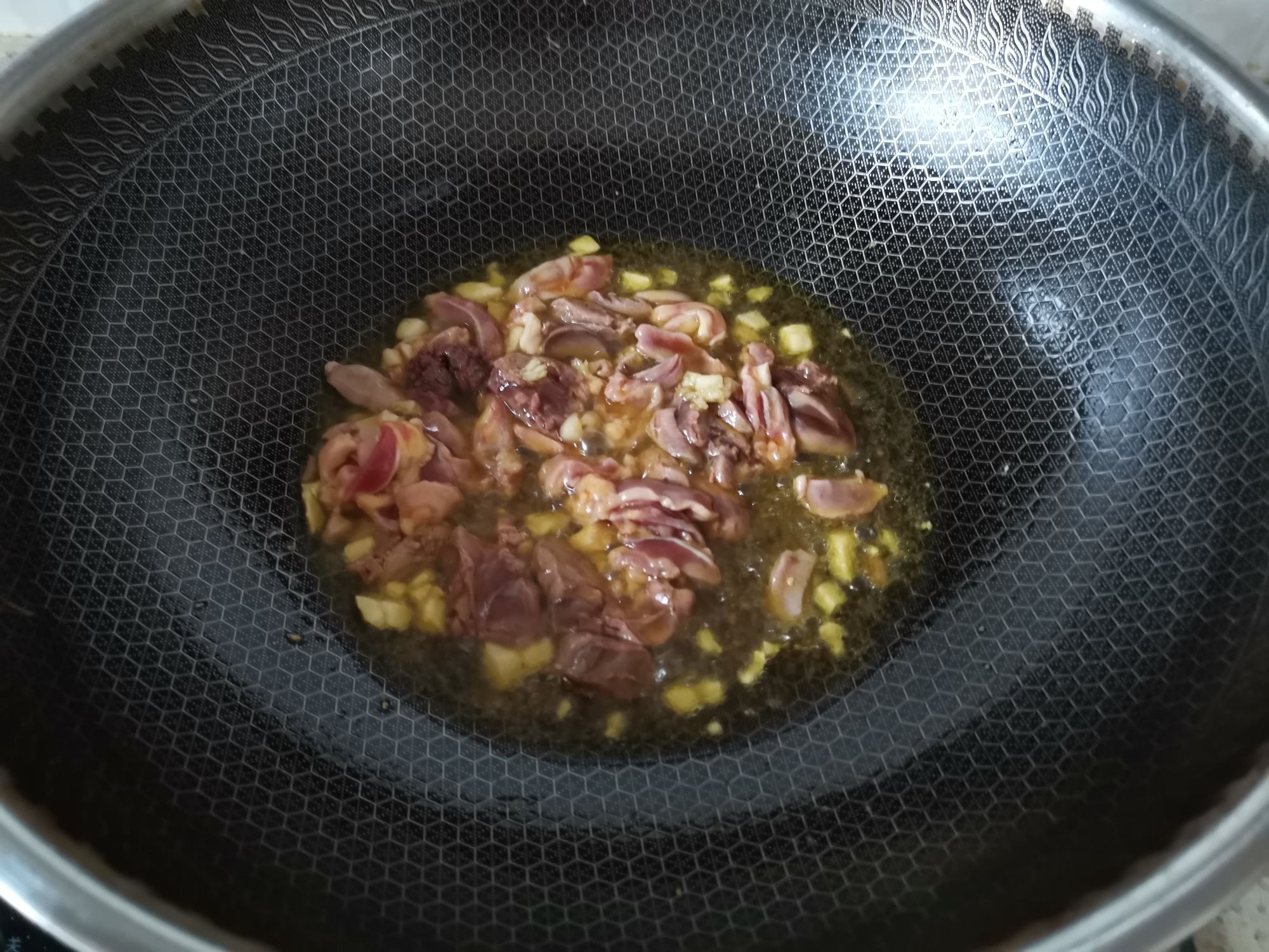 荷蘭豆炒雞雜的做法-咸鮮味炒菜譜