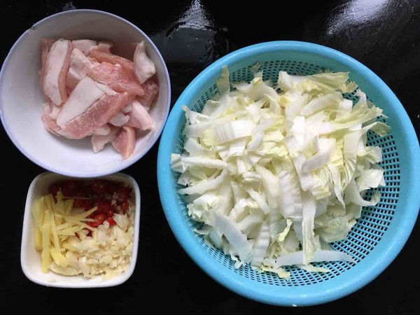 白菜幫炒肉的做法-香辣味炒菜譜-易網(wǎng)<a href=http://m.aoa7937.com/ target=_blank class=infotextkey>健康養(yǎng)生</a>網(wǎng) 白菜幫炒肉的做法-香辣味炒菜譜