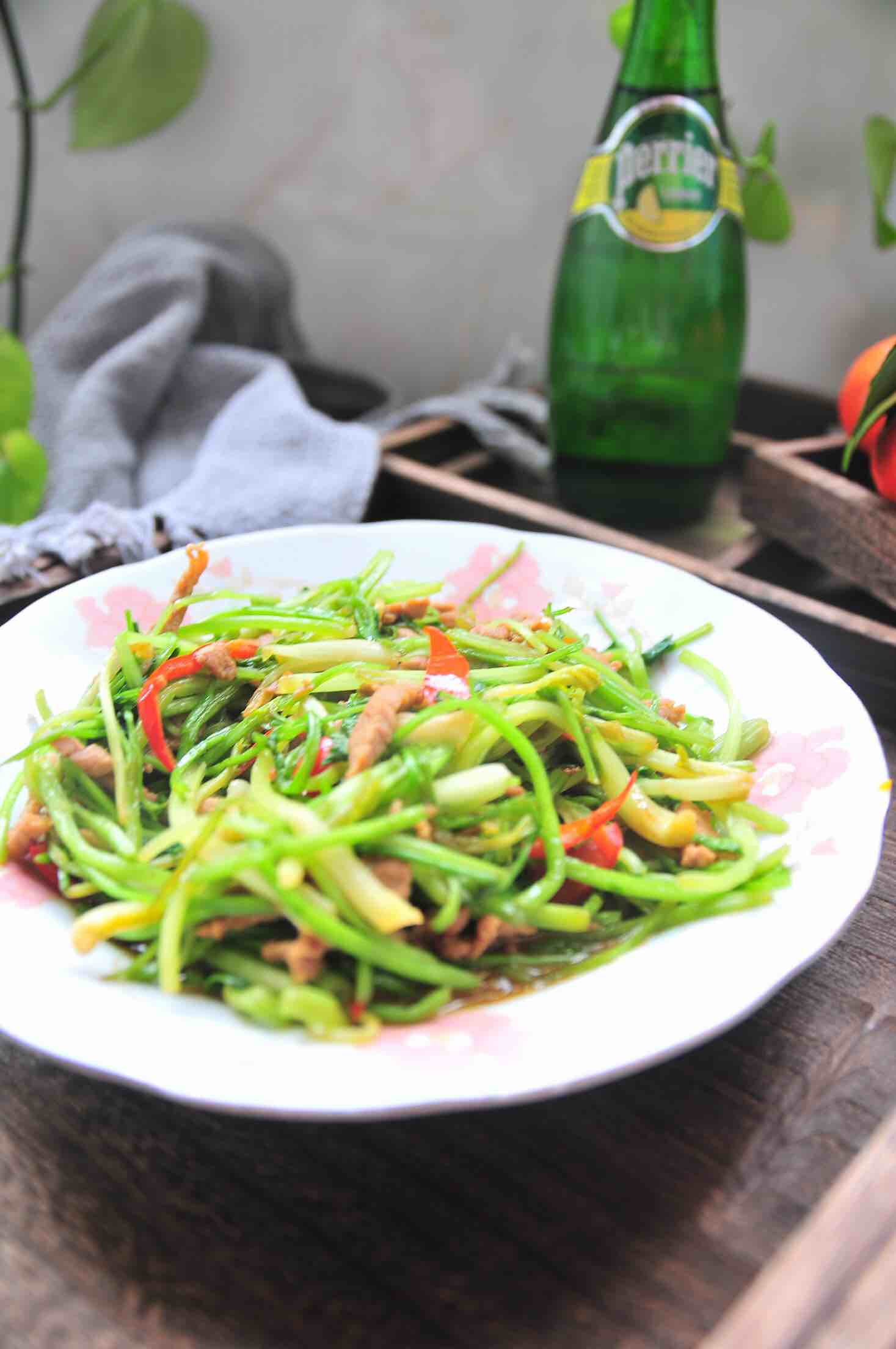 炒芹菜的做法-家常味炒菜譜-易網健康養生網 炒芹菜的做法-家常味炒菜譜
