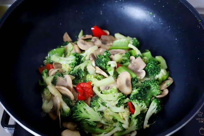西蘭花炒口蘑的做法-家常味炒菜譜