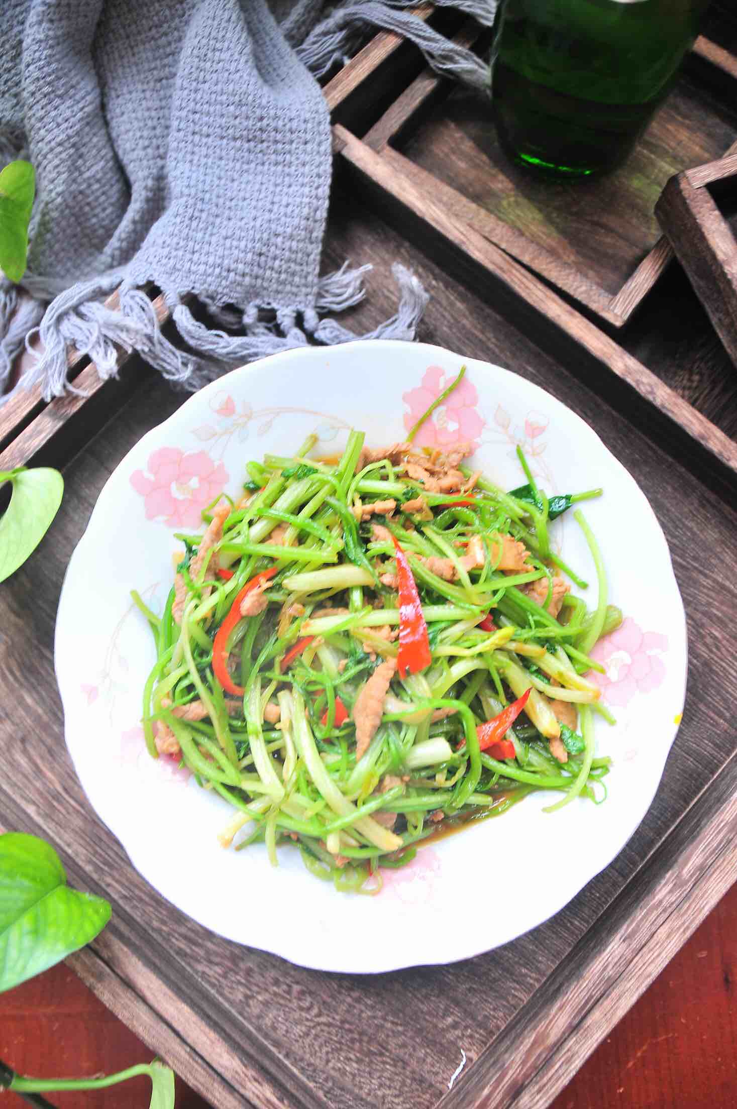 炒芹菜的做法-家常味炒菜譜-易網健康養生網 炒芹菜的做法-家常味炒菜譜