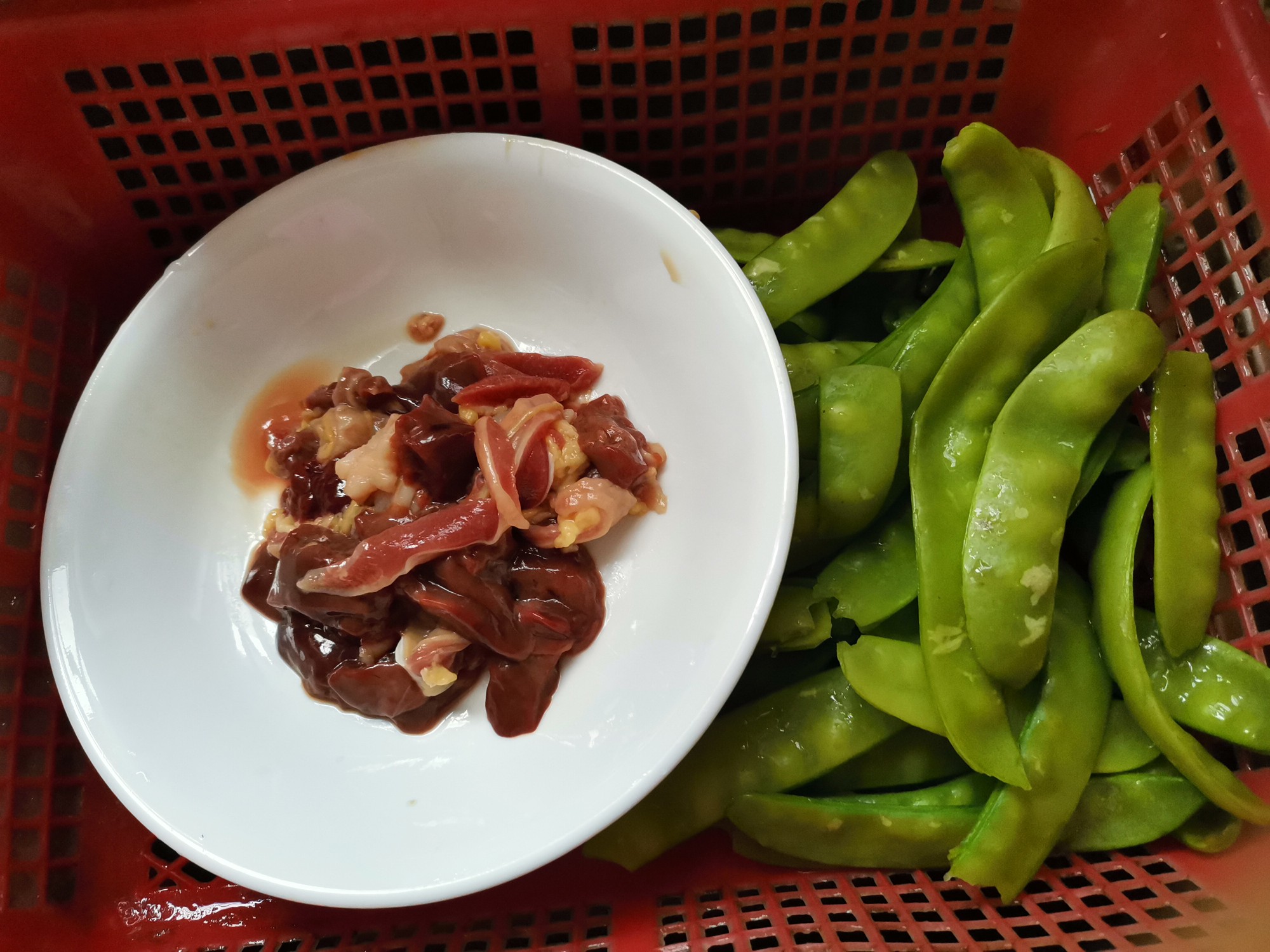 荷蘭豆炒雞雜的做法-咸鮮味炒菜譜