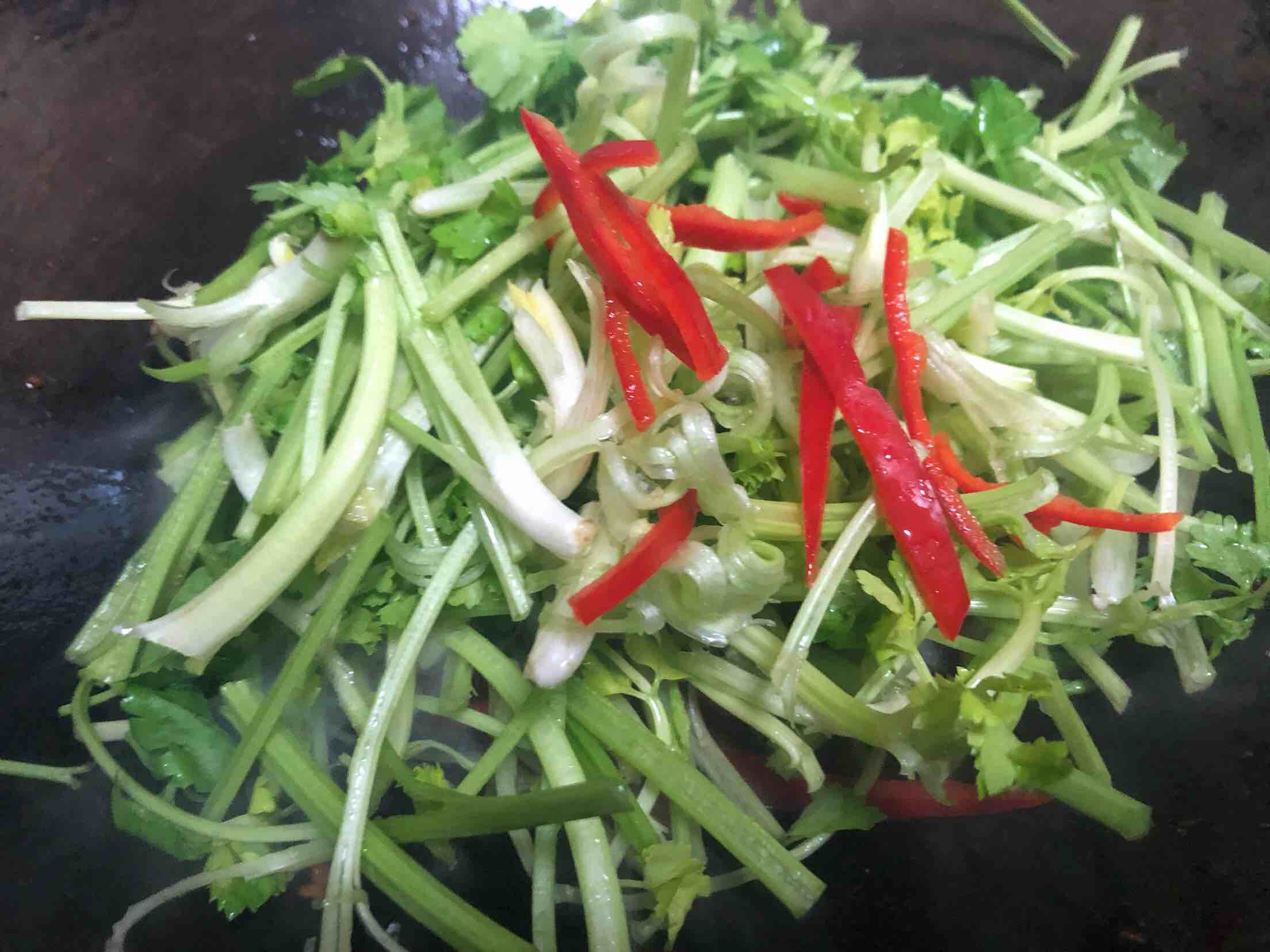 炒芹菜的做法-家常味炒菜譜
