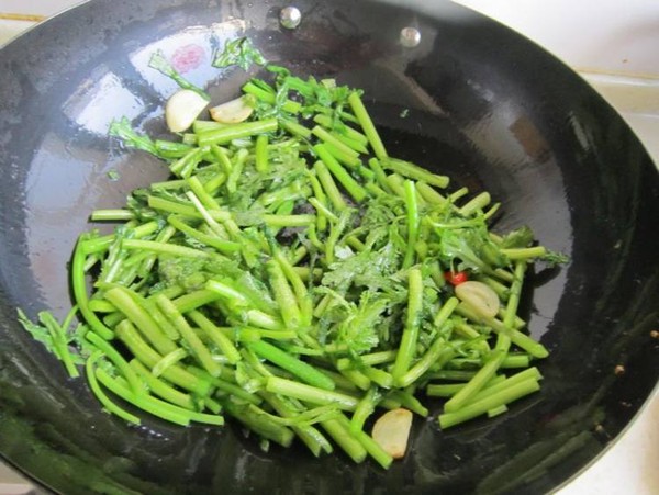 茼蒿炒雞蛋的做法-家常味炒菜譜