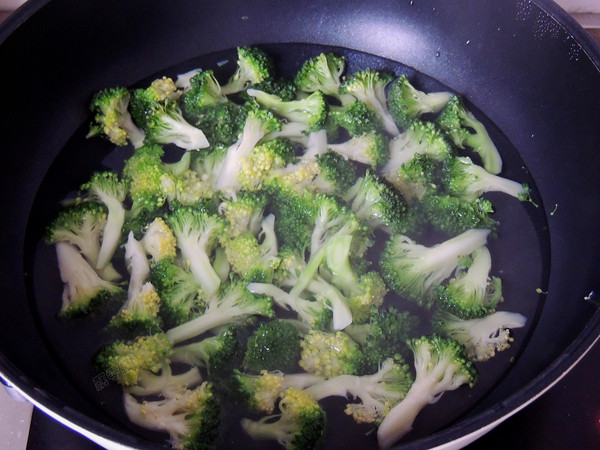 西蘭花炒口蘑的做法-家常味炒菜譜
