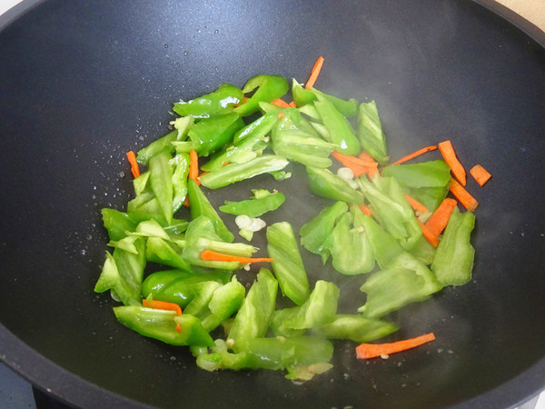小炒羊肝的做法-咸鮮味炒菜譜-易網健康養生網 小炒羊肝的做法-咸鮮味炒菜譜