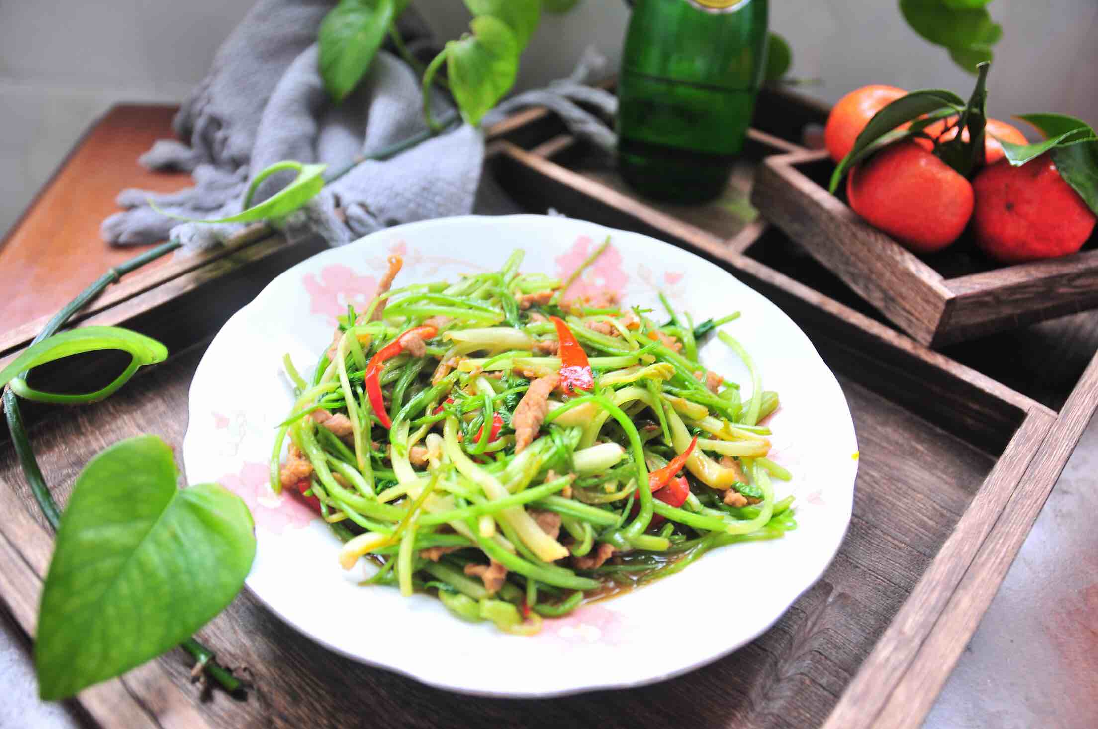 炒芹菜的做法-家常味炒菜譜-易網健康養生網 炒芹菜的做法-家常味炒菜譜