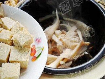菇耳凍豆腐的做法-咸鮮味燉菜譜