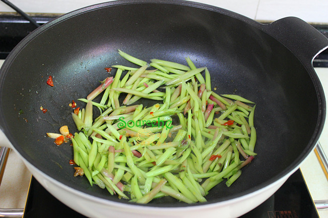 莧菜梗炒肉的做法-香辣味炒菜譜-易網健康養生網 莧菜梗炒肉的做法-香辣味炒菜譜