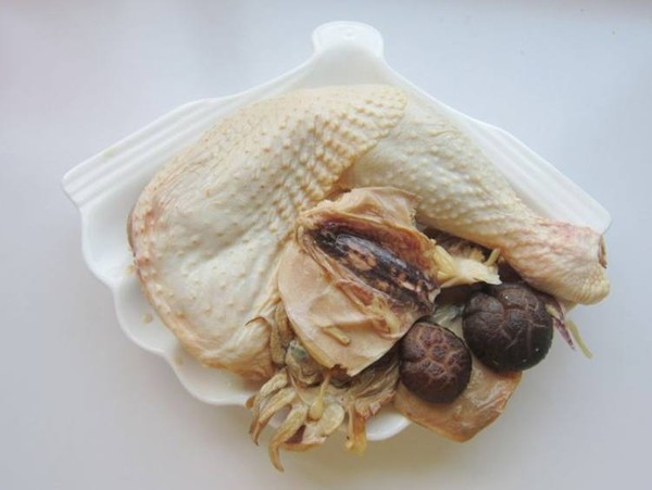 墨魚干燒雞的做法-家常味燒菜譜-易網<a href=http://m.aoa7937.com/ target=_blank class=infotextkey>健康養生</a>網 墨魚干燒雞的做法-家常味燒菜譜