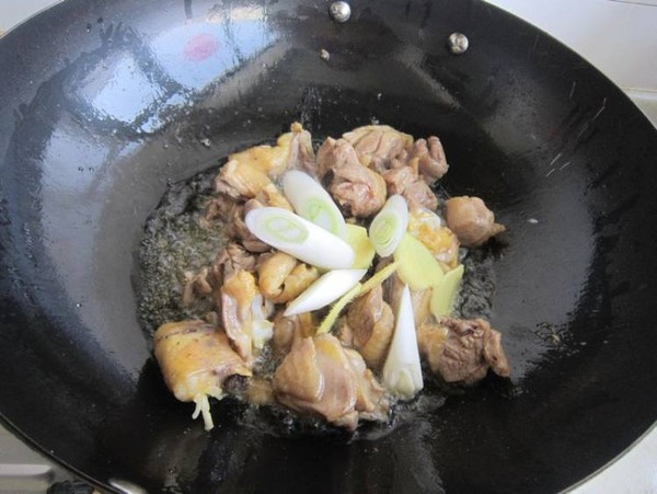 墨魚干燒雞的做法-家常味燒菜譜-易網健康養生網 墨魚干燒雞的做法-家常味燒菜譜