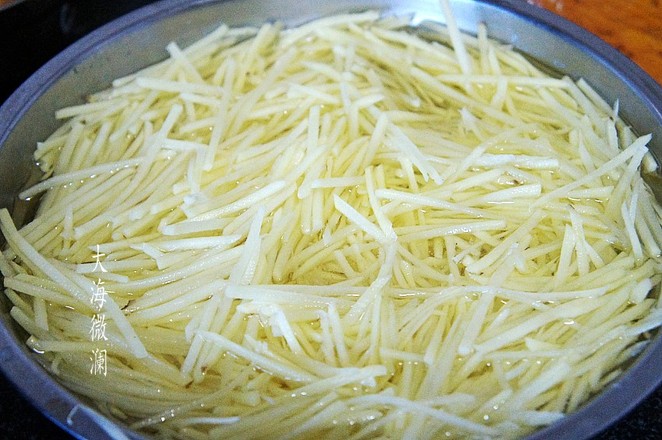 素炒土豆絲的做法-家常味炒菜譜-易網<a href=http://m.aoa7937.com/ target=_blank class=infotextkey>健康養生</a>網 素炒土豆絲的做法-家常味炒菜譜