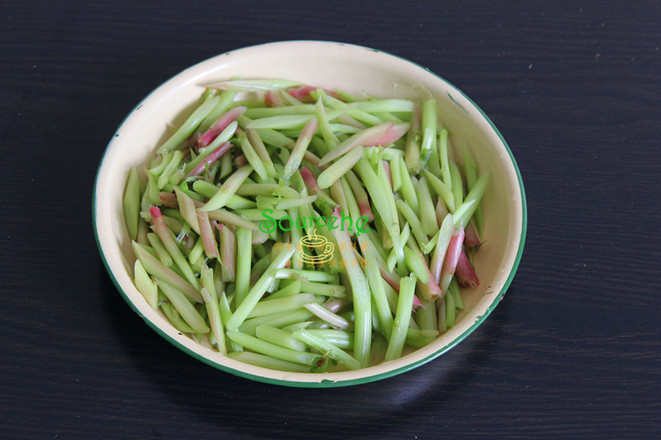 莧菜梗炒肉的做法-香辣味炒菜譜-易網<a href=http://m.aoa7937.com/ target=_blank class=infotextkey>健康養生</a>網 莧菜梗炒肉的做法-香辣味炒菜譜