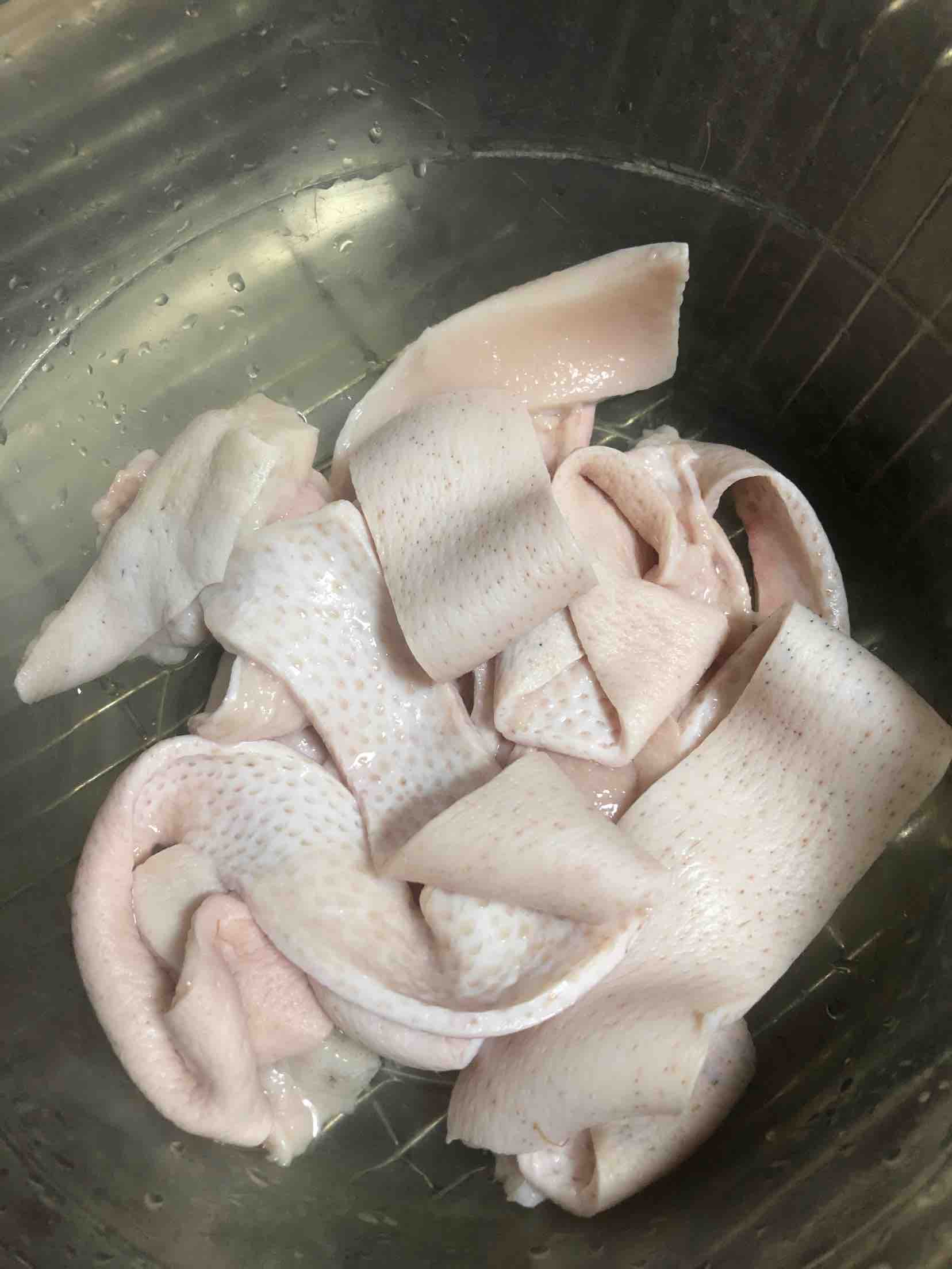 尖椒大蒜爆炒豬皮的做法-家常味炒菜譜