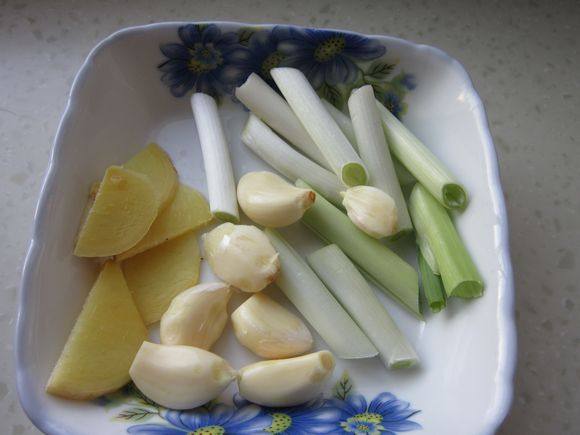 土雞燜花卷的做法-家常味燜菜譜-易網健康養生網 土雞燜花卷的做法-家常味燜菜譜