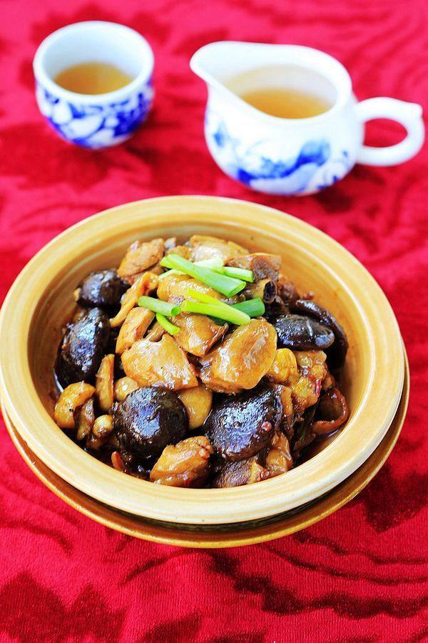 墨魚干燒雞的做法-家常味燒菜譜-易網健康養生網 墨魚干燒雞的做法-家常味燒菜譜