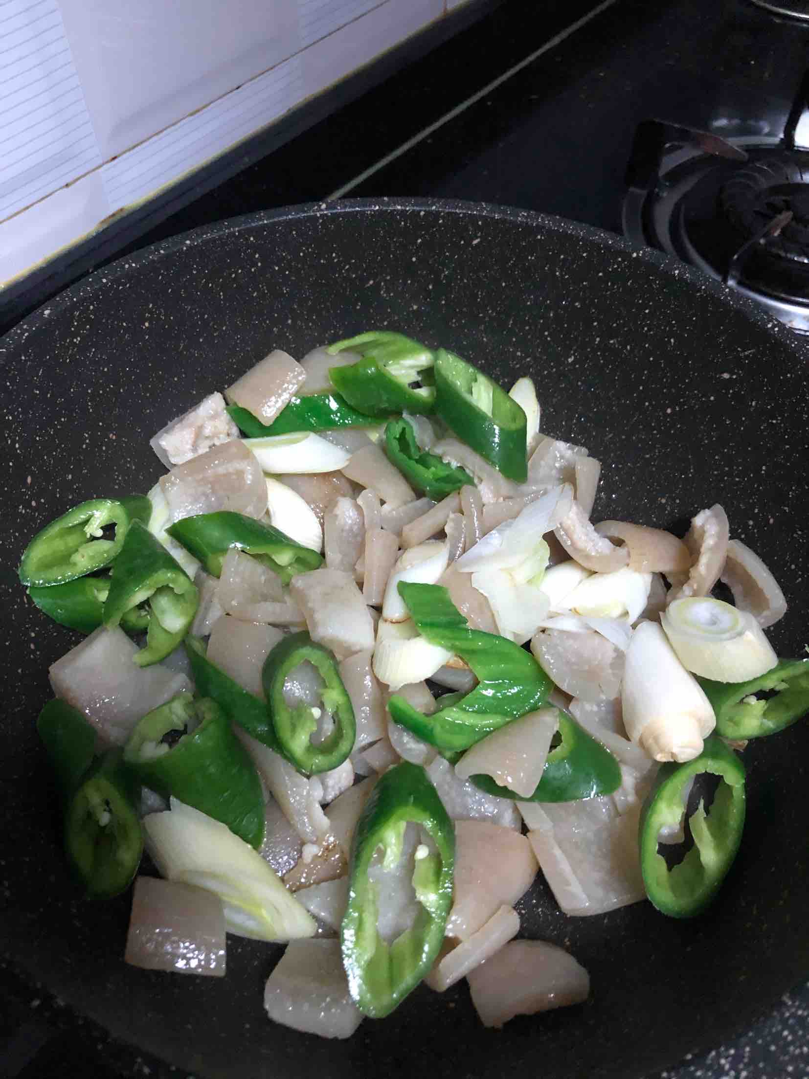 尖椒大蒜爆炒豬皮的做法-家常味炒菜譜