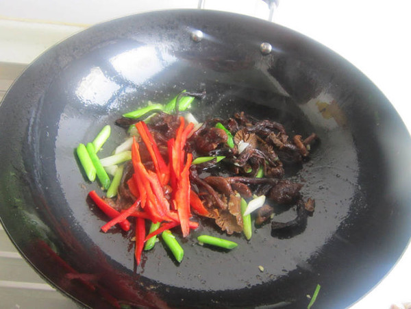 榛蘑炒肉的做法-家常味炒菜譜