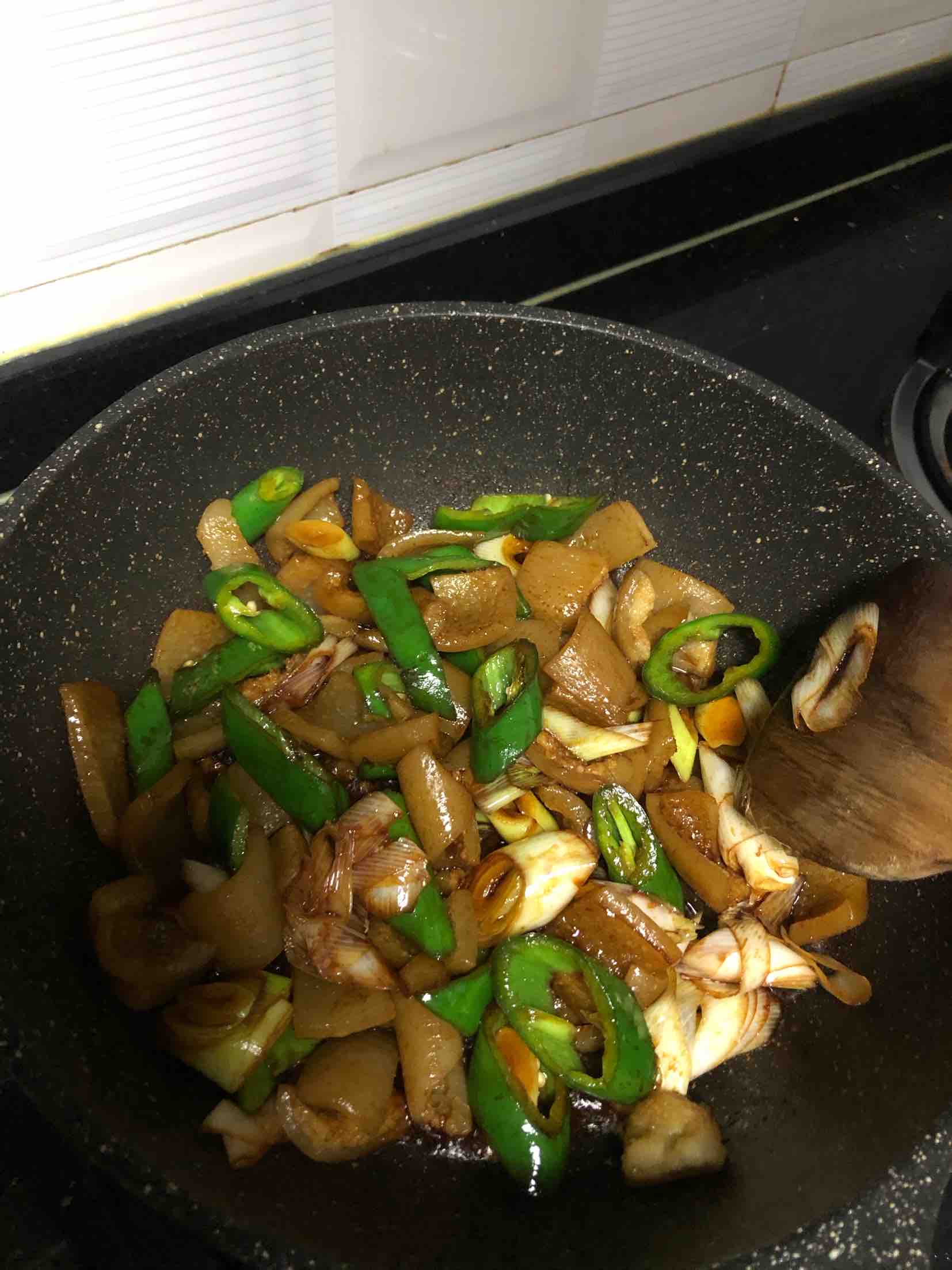 尖椒大蒜爆炒豬皮的做法-家常味炒菜譜