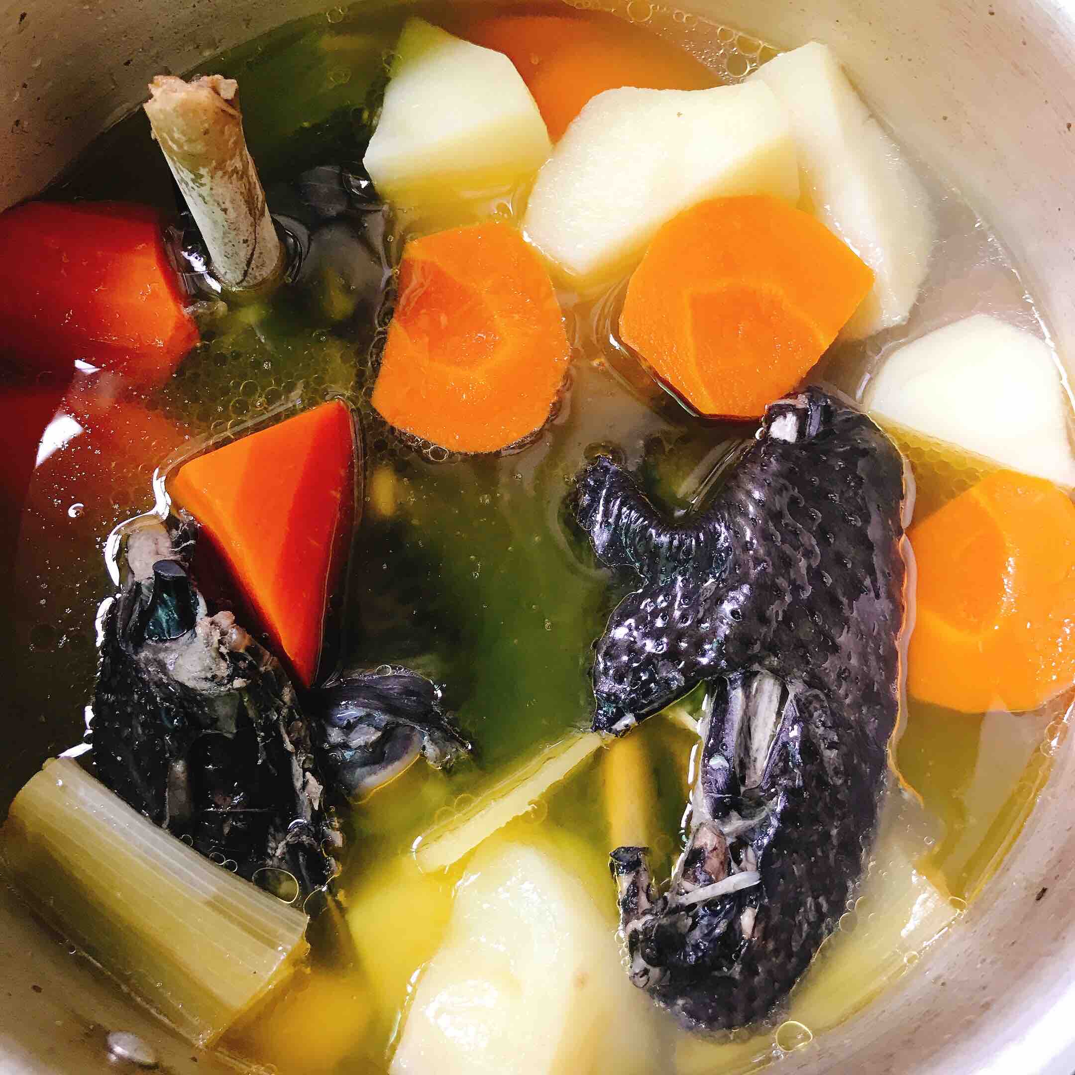 胡蘿卜燉烏雞湯的做法-咸鮮味煲菜譜