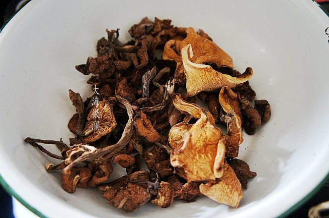 小雞燉蘑菇的做法-家常味燉菜譜-易網<a href=http://m.aoa7937.com/ target=_blank class=infotextkey>健康養生</a>網 小雞燉蘑菇的做法-家常味燉菜譜